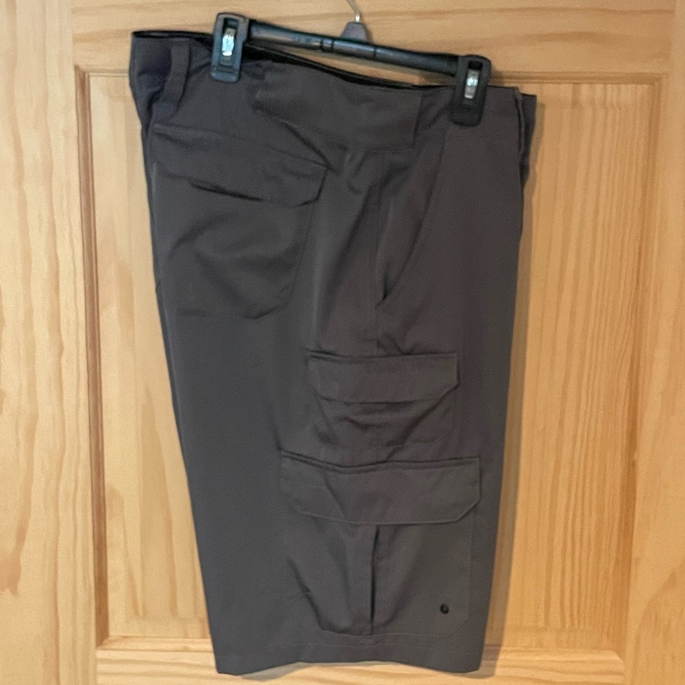 Mens like new grey Denali outdoor cargo shorts in size 34.